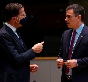 Pedro Sanchez habla con el primer ministro holandés Mark Rutte Pedro Sanchez habla con el primer ministro holandés Mark Rutte