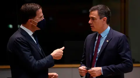 Pedro Sanchez habla con el primer ministro holandés Mark Rutte Pedro Sanchez habla con el primer ministro holandés Mark Rutte