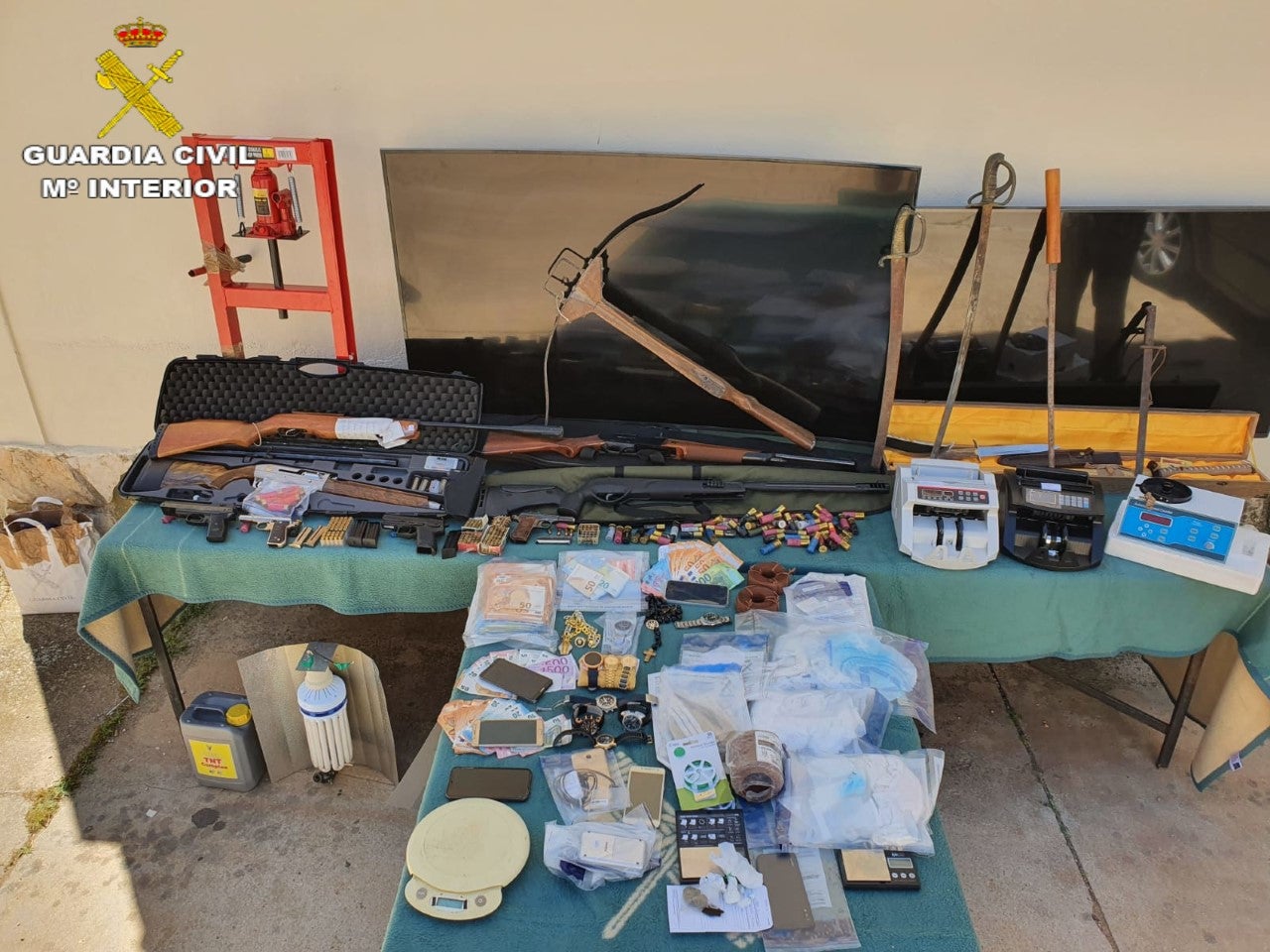 La Guardia Civil desarticula en Elda un grupo de traficantes en una operación con once detenidos y tres investigados La Guardia Civil desarticula en Elda un grupo de traficantes en una operación con once detenidos y tres investigados
