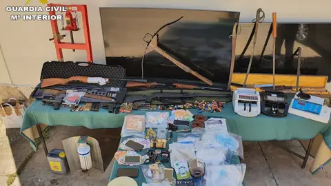 Efectos y armas incautados en la operación policial. Efectos y armas incautados en la operación policial.