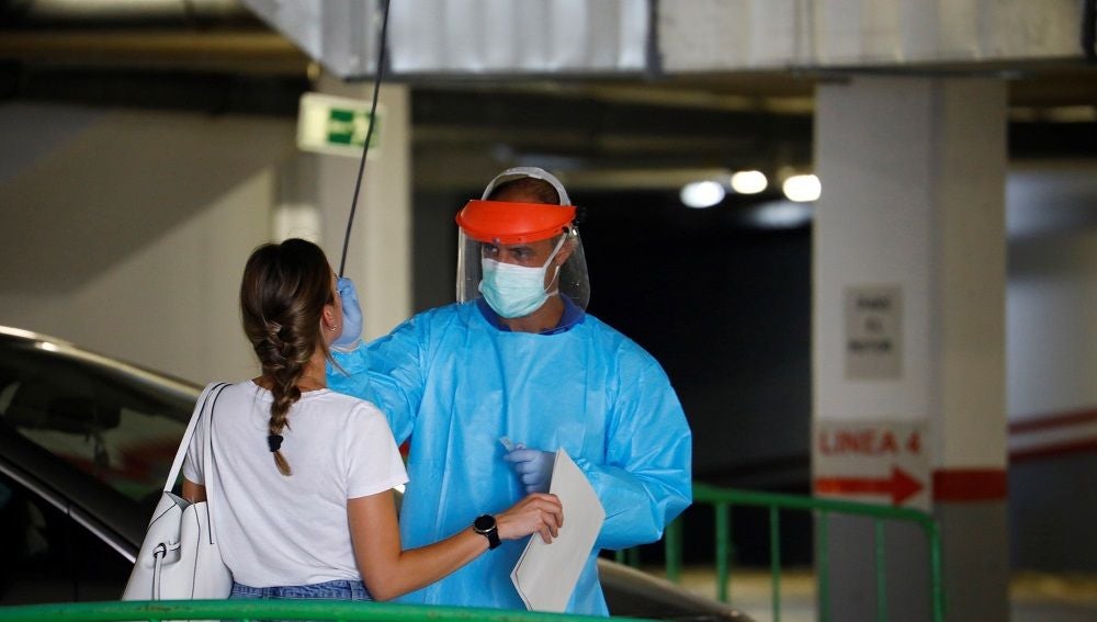 Imagen de un sanitario haciendo una prueba PCR a una joven que acudió a la fiesta de Córdoba