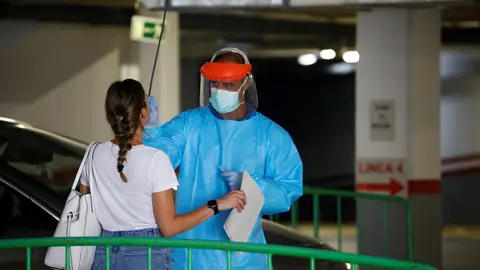 Imagen de un sanitario haciendo una prueba PCR a una joven que acudió a la fiesta de Córdoba Imagen de un sanitario haciendo una prueba PCR a una joven que acudió a la fiesta de Córdoba