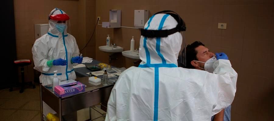 Sanitarios realizan un test de coronavirus. Sanitarios realizan un test de coronavirus.