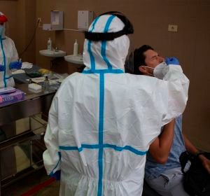 Sanitarios realizan un test de coronavirus. Sanitarios realizan un test de coronavirus.