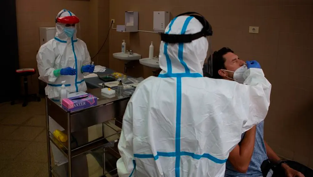 Sanitarios realizan un test de coronavirus. Sanitarios realizan un test de coronavirus.