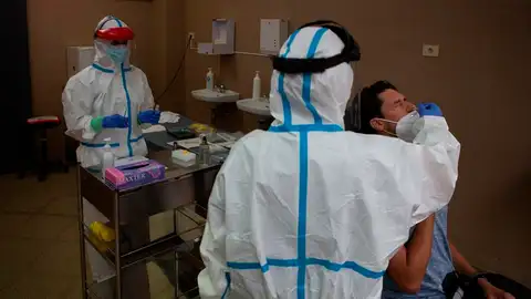 Sanitarios realizan un test de coronavirus. Sanitarios realizan un test de coronavirus.