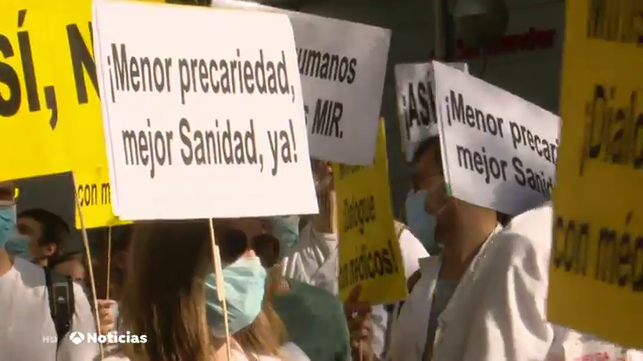 Los MIR, asentados ante la sede de la Conselleria de Sanidad Los MIR, asentados ante la sede de la Conselleria de Sanidad