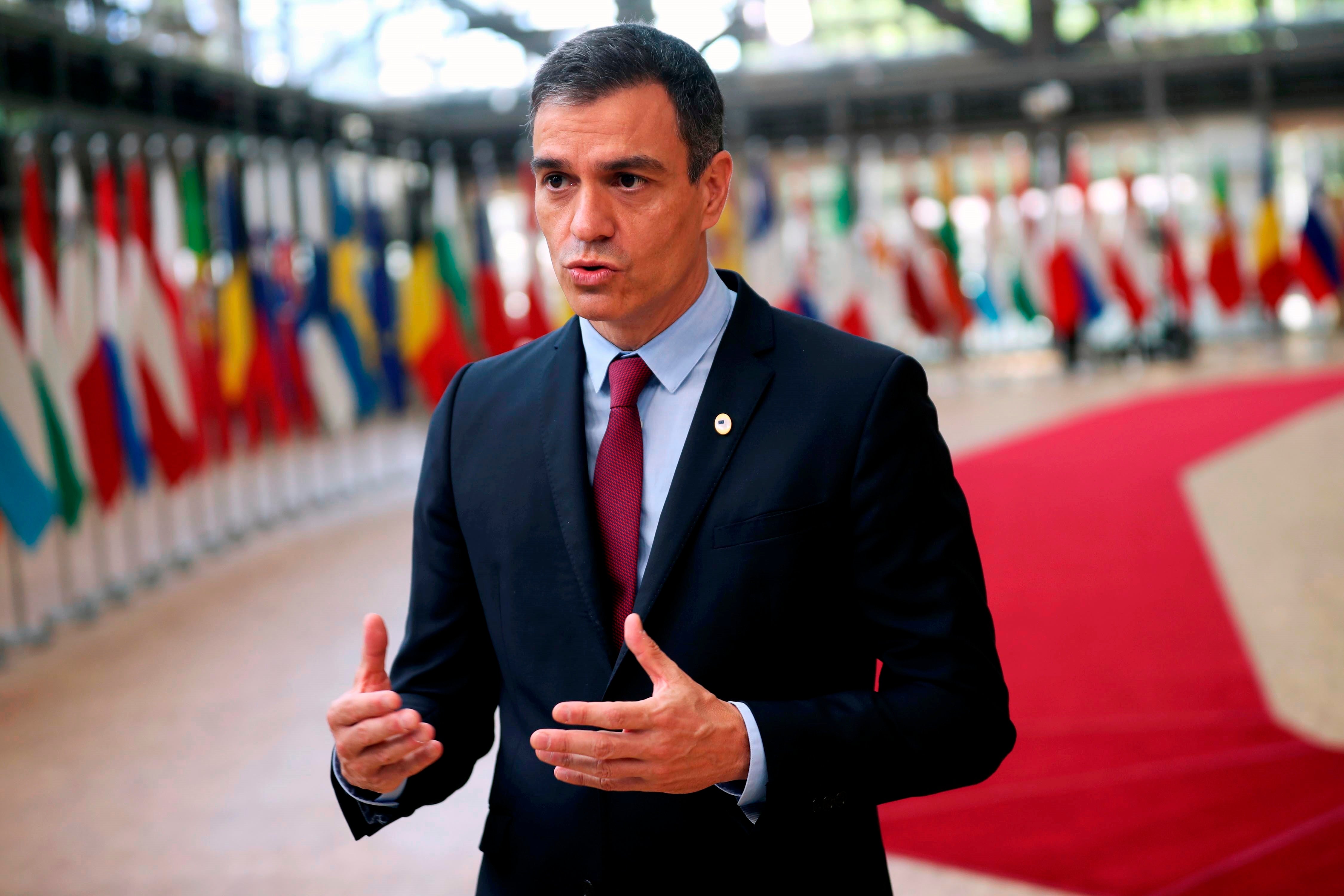 Las preguntas de Amón: "Se atreverá Sanchez a rebajar las pensiones y a recortar el sueldo de los funcionarios?" Las preguntas de Amón: "Se atreverá Sanchez a rebajar las pensiones y a recortar el sueldo de los funcionarios?"