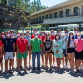 Manuel Baltar e Asunción Loriente, en Laias, con membros da selección española xuvenil de remo