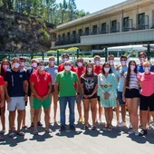 Manuel Baltar e Asunción Loriente, en Laias, con membros da selección española xuvenil de remo Manuel Baltar e Asunción Loriente, en Laias, con membros da selección española xuvenil de remo
