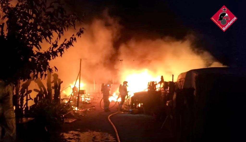 Tres caravanas calcinadas tras el incendio en un camping en Benidorm Tres caravanas calcinadas tras el incendio en un camping en Benidorm