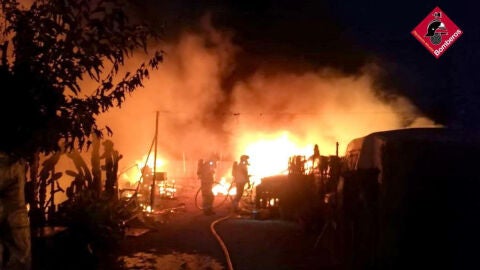 Los bomberos luchan para apagar las llamas del camping