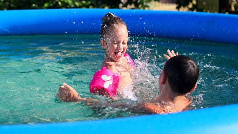 Ni&ntilde;os en piscina