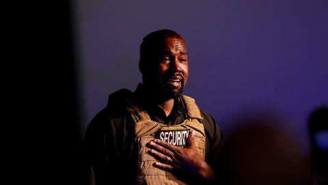 El rapero Kanye West se emociona cuando realiza su primer mitin en apoyo de su candidatura presidencial en North Charleston