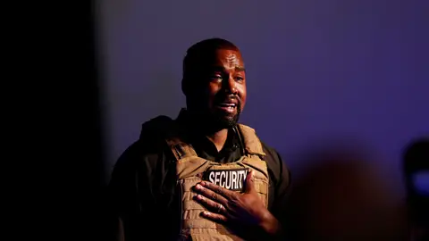 El rapero Kanye West se emociona cuando realiza su primer mitin en apoyo de su candidatura presidencial en North Charleston El rapero Kanye West se emociona cuando realiza su primer mitin en apoyo de su candidatura presidencial en North Charleston
