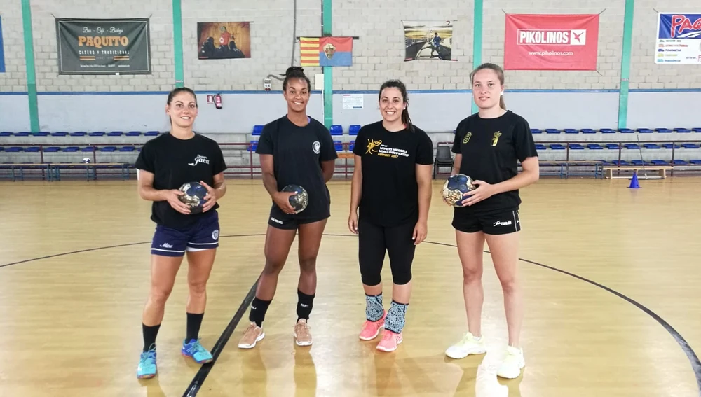 Giselle Menéndez, Joana Bolling, Nuria Andreu y Gracia Duque, los cuatro fichajes que han empezado la pretemporada con el Club Balonmano Elche.