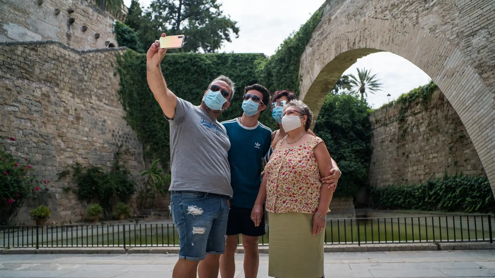 Varios turistas se hacen una foto junto a los Jardines de S&#39;Hort del Rei de Palma