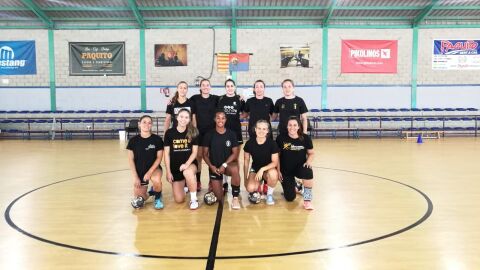 Ivet Musons, Ana Mart&iacute;nez, Clara Gasc&oacute;, Maria Flores, Gracia Duque; Giselle Men&eacute;ndez, Nicole Morales, Joana Bolling, Katia Zhukova y Nuria Andreu posan en el primer entrenamiento de pretemporada del Club Balonmano Elche.