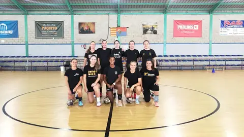 Ivet Musons, Ana Martínez, Clara Gascó, Maria Flores, Gracia Duque; Giselle Menéndez, Nicole Morales, Joana Bolling, Katia Zhukova y Nuria Andreu posan en el primer entrenamiento de pretemporada del Club Balonmano Elche. Ivet Musons, Ana Martínez, Clara Gascó, Maria Flores, Gracia Duque; Giselle Menéndez, Nicole Morales, Joana Bolling, Katia Zhukova y Nuria Andreu posan en el primer entrenamiento de pretemporada del Club Balonmano Elche.