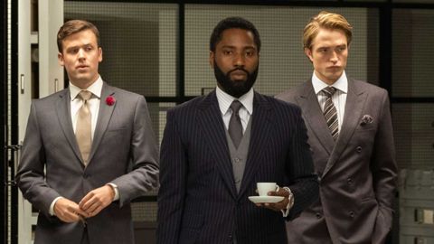 John David Washington y Robert Pattinson, en un fotograma de la pel&iacute;cula 'Tenet'
