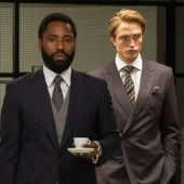 John David Washington y Robert Pattinson, en un fotograma de la película 'Tenet'