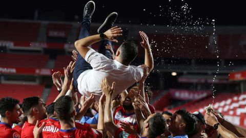 Diego Mart&iacute;nez en volandas tras la victoria del Granada CF