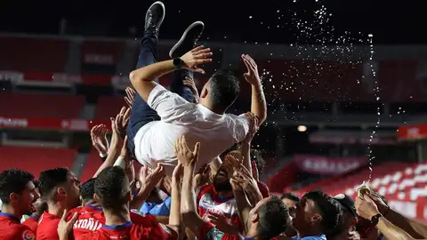 Diego Martínez en volandas tras la victoria del Granada CF Diego Martínez en volandas tras la victoria del Granada CF