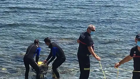 Los buzos introducen el Dron en el agua para realizar el simulacro Los buzos introducen el Dron en el agua para realizar el simulacro