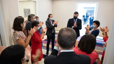 Los miembros del Gobierno felicitan a Sánchez por el acuerdo alcanzado Los miembros del Gobierno felicitan a Sánchez por el acuerdo alcanzado