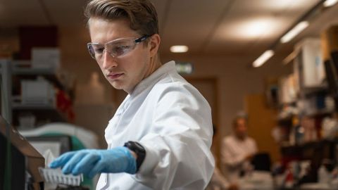 La vacuna experimental de la Universidad de Oxford muestra resultados prometedores