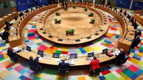 Noticias de la mañana (21-07-20) Acuerdo histórico en Bruselas para frenar la crisis Noticias de la mañana (21-07-20) Acuerdo histórico en Bruselas para frenar la crisis