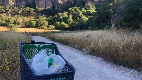 Carro abandonado junto a restos de bebida en una senda peatonal junto al Júcar, el pasado domingo Carro abandonado junto a restos de bebida en una senda peatonal junto al Júcar, el pasado domingo