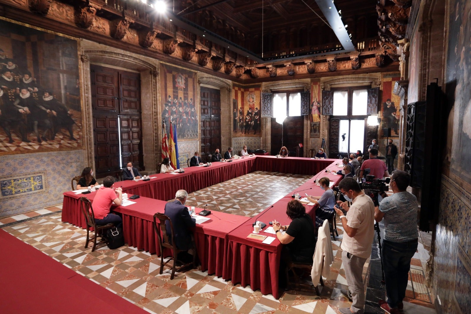 Generalitat, patronal y sindicatos firman el primer acuerdo para la recuperación de la Comunitat Generalitat, patronal y sindicatos firman el primer acuerdo para la recuperación de la Comunitat