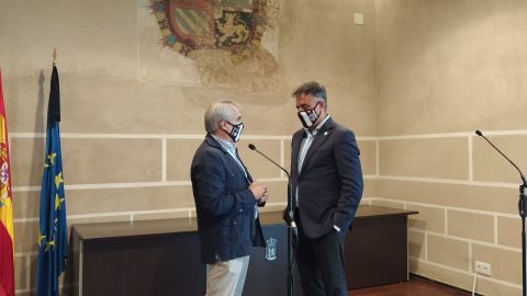 El alcalde de Badajoz, Francisco Javier Fragoso, y el propietario del C.D.Badajoz, Joaqu&iacute;n Parra, en la firma del convenio