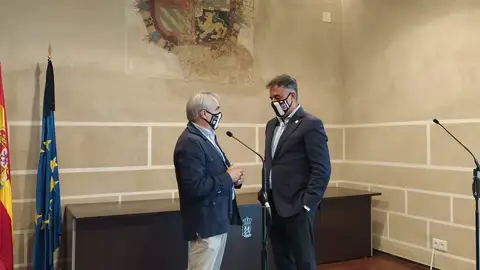 El alcalde de Badajoz, Francisco Javier Fragoso, y el propietario del C.D.Badajoz, Joaquín Parra, en la firma del convenio El alcalde de Badajoz, Francisco Javier Fragoso, y el propietario del C.D.Badajoz, Joaquín Parra, en la firma del convenio