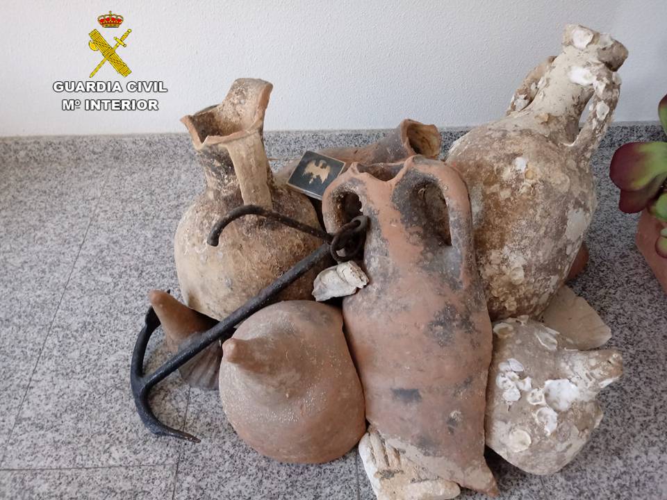 Recuperan 13 ánforas romanas que decoraban un establecimiento de congelados en Santa Pola Recuperan 13 ánforas romanas que decoraban un establecimiento de congelados en Santa Pola