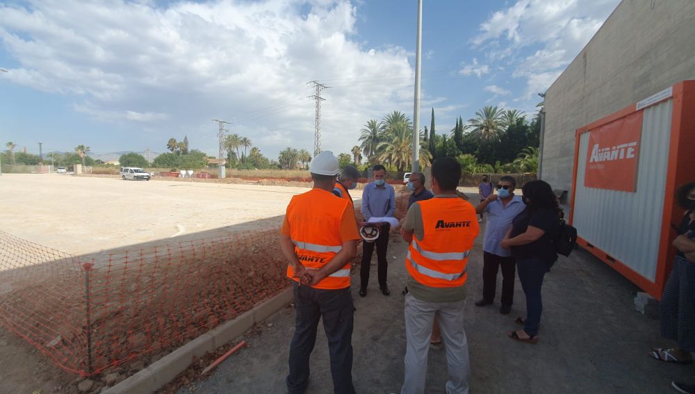 Carlos González, Alcalde de Elche, visita las obras del polideportivo de La Hoya