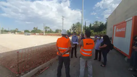 Carlos González, Alcalde de Elche, visita las obras del polideportivo de La Hoya Carlos González, Alcalde de Elche, visita las obras del polideportivo de La Hoya