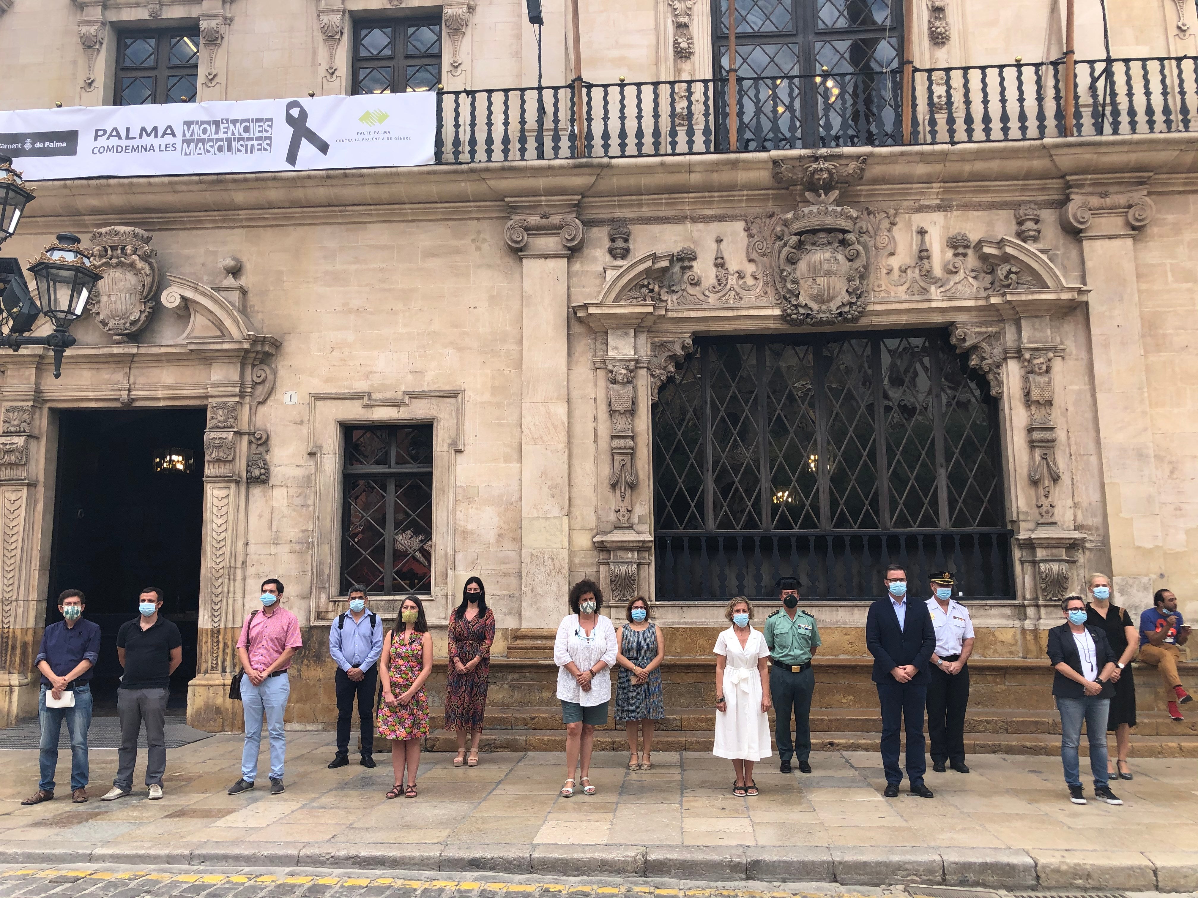 Baleares guarda un minuto de silencio por la mujer asesinada en Palma a manos de su marido Baleares guarda un minuto de silencio por la mujer asesinada en Palma a manos de su marido