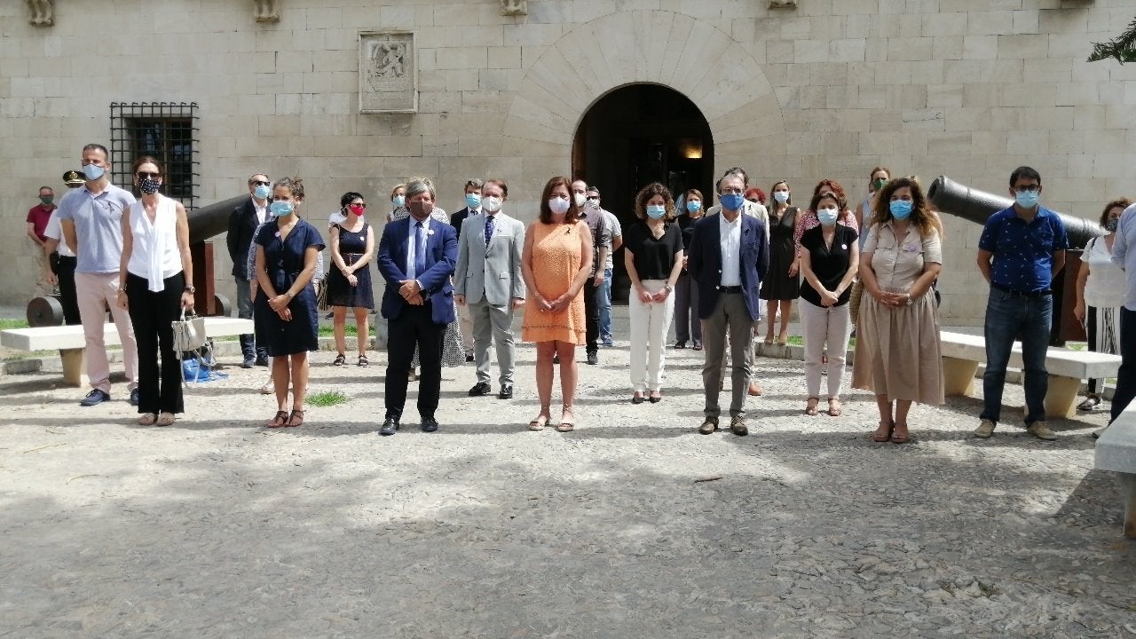 Baleares guarda un minuto de silencio por la mujer asesinada en Palma a manos de su marido Baleares guarda un minuto de silencio por la mujer asesinada en Palma a manos de su marido