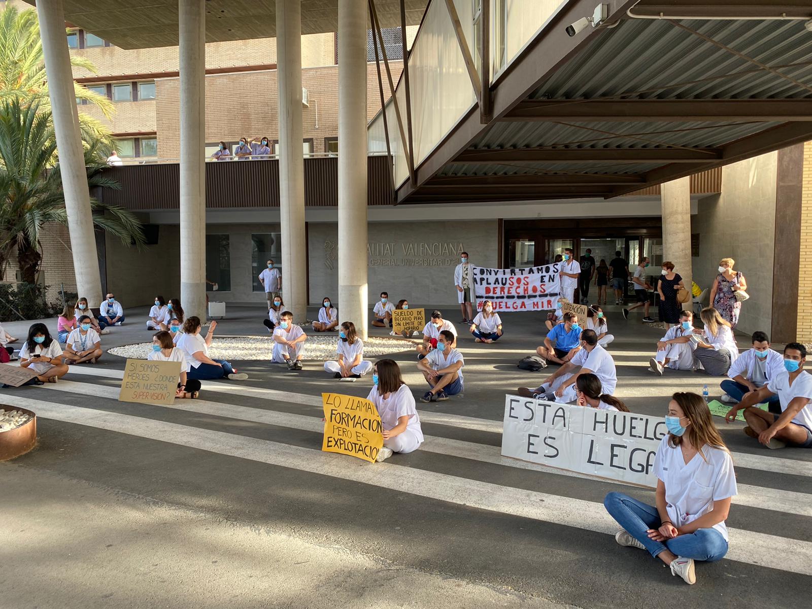 Los médicos residentes denuncian que realizan trabajo estructural en los hospitales universitarios Los médicos residentes denuncian que realizan trabajo estructural en los hospitales universitarios
