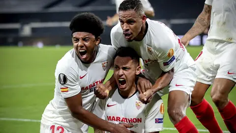 El Sevilla celebra el gol de Ocampos ante el Wolves El Sevilla celebra el gol de Ocampos ante el Wolves
