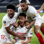El Sevilla celebra el gol de Ocampos ante el Wolves