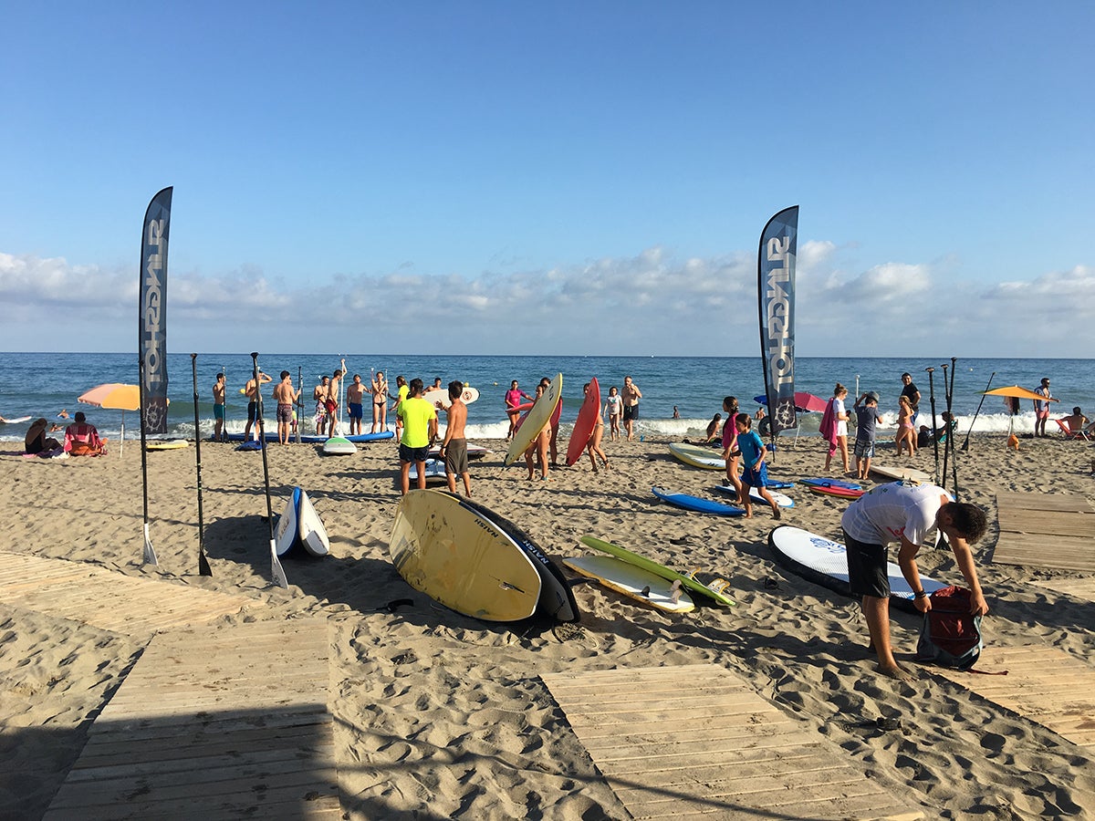 Yoga sobre una tabla de surf de la mano de Paddle Surf Fuengirola Yoga sobre una tabla de surf de la mano de Paddle Surf Fuengirola