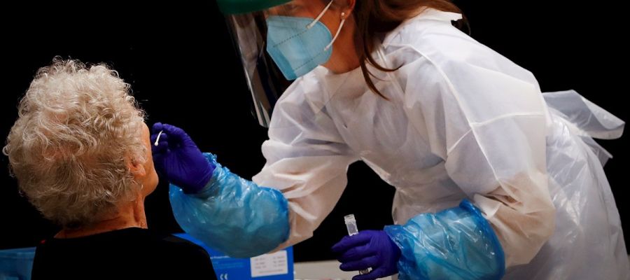 Una sanitaria realiza pruebas PCR en San Sebastián Una sanitaria realiza pruebas PCR en San Sebastián
