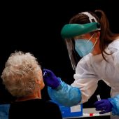 Una sanitaria realiza pruebas PCR 
