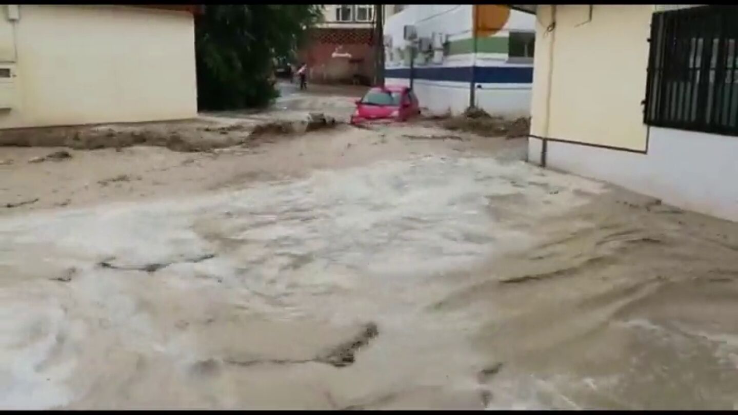 Una fuerte riada inunda Cebolla, en Toledo, arrastrando los vehículos a su paso
