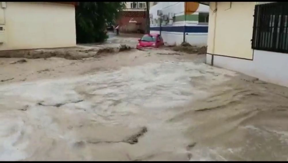 Una fuerte riada inunda Cebolla, en Toledo, arrastrando los vehículos a su paso