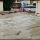 Una fuerte riada inunda Cebolla, en Toledo, arrastrando los vehículos a su paso Una fuerte riada inunda Cebolla, en Toledo, arrastrando los vehículos a su paso