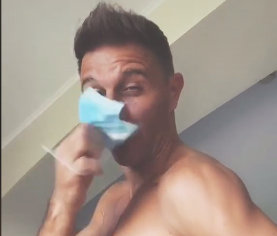 El baile de Joaquín con la mascarilla que arrasa en TikTok: "Normal que se rompa" El baile de Joaquín con la mascarilla que arrasa en TikTok: "Normal que se rompa"